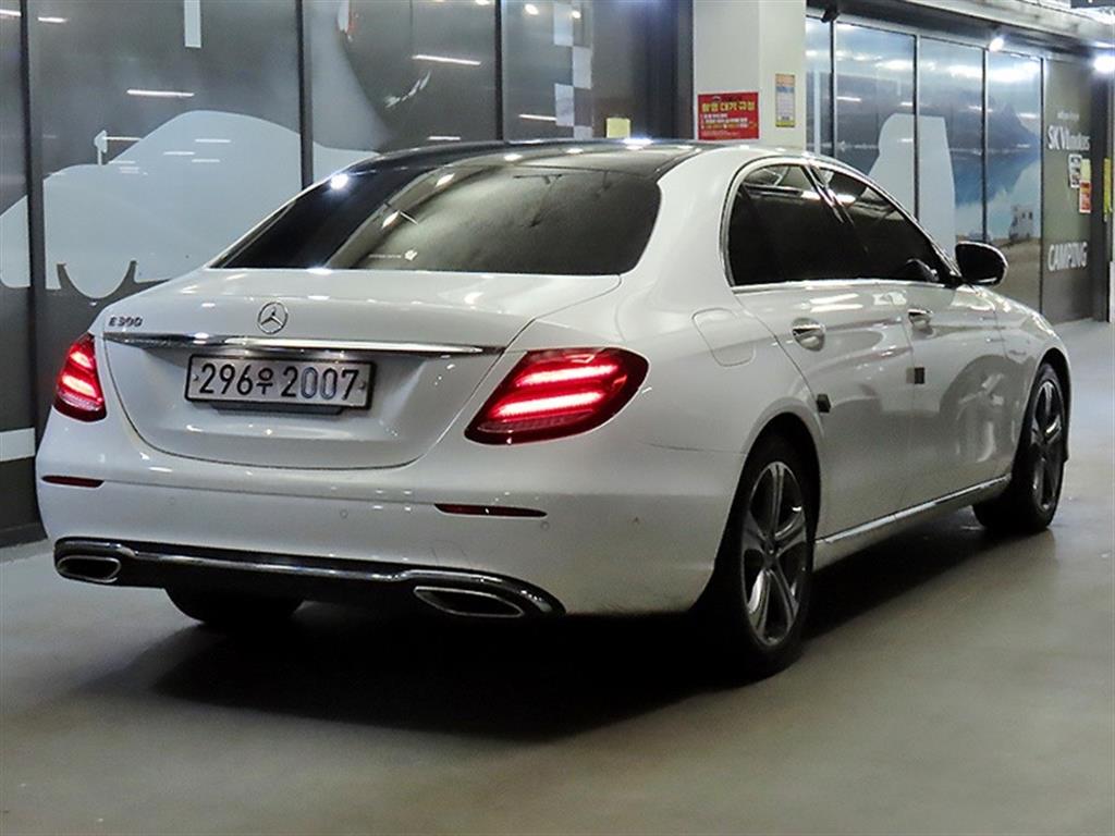Mercedes Benz E class - Vista 4