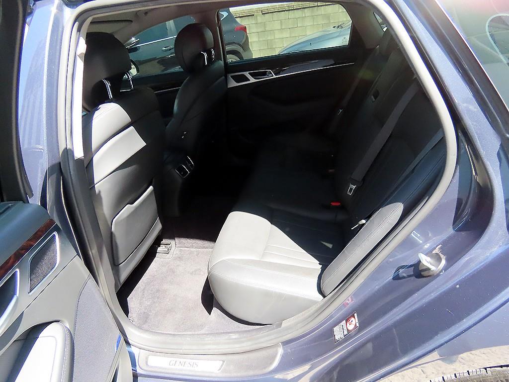 HYUNDAI Genesis - Vista 6