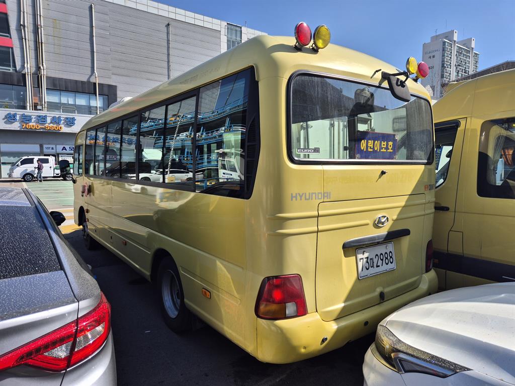 medium and large bus Hyundai bus - Vista 4