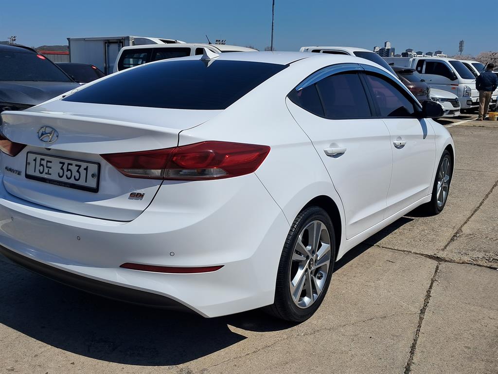 HYUNDAI Avante - Vista 3