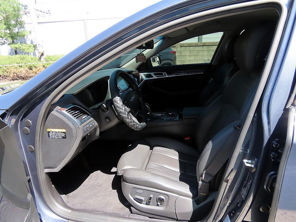 HYUNDAI Genesis - Vista 5