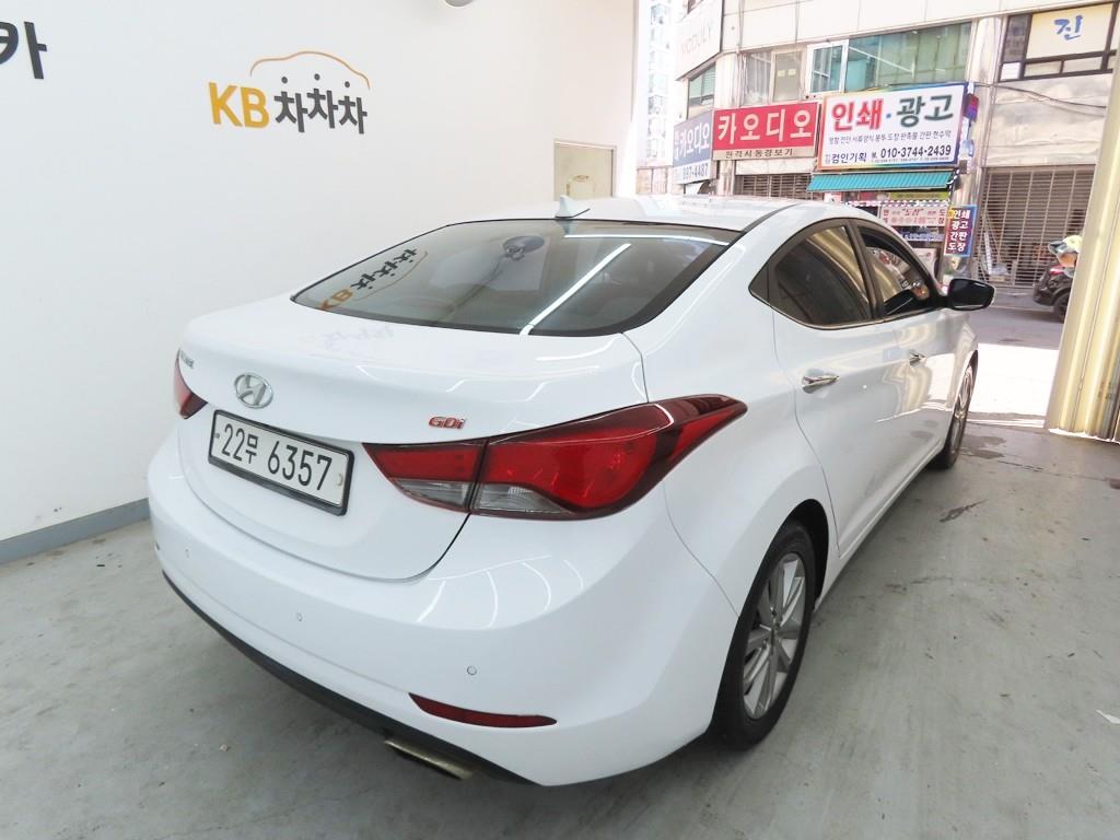 HYUNDAI Avante - Vista 3