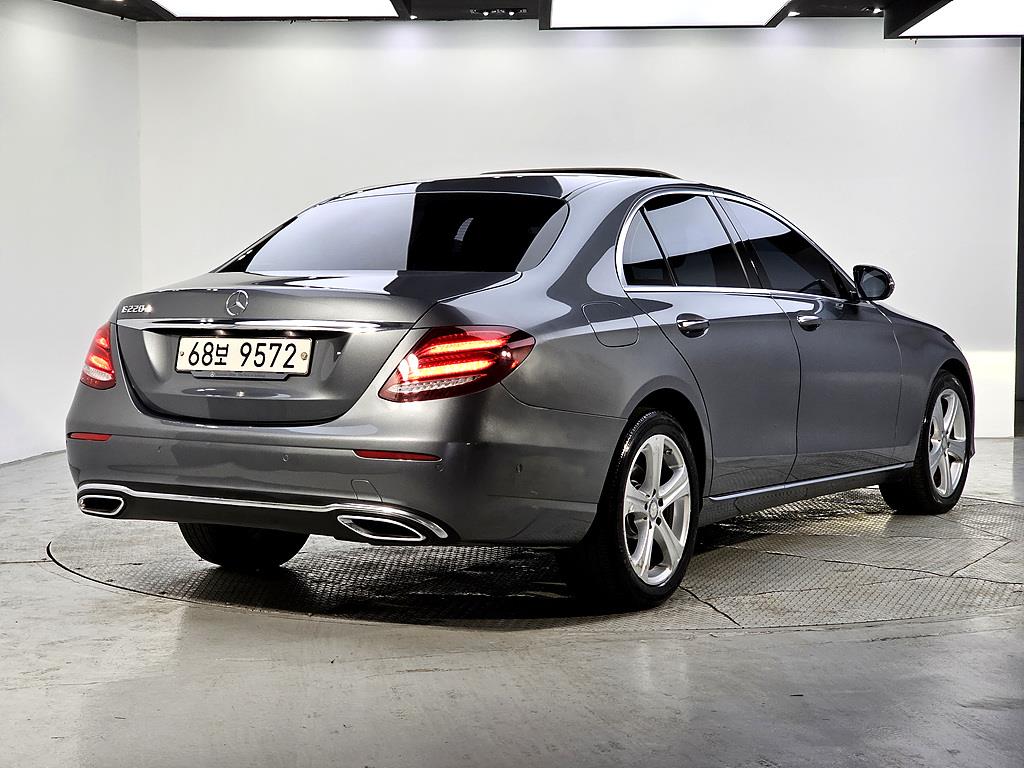 Mercedes Benz E class - Vista 4