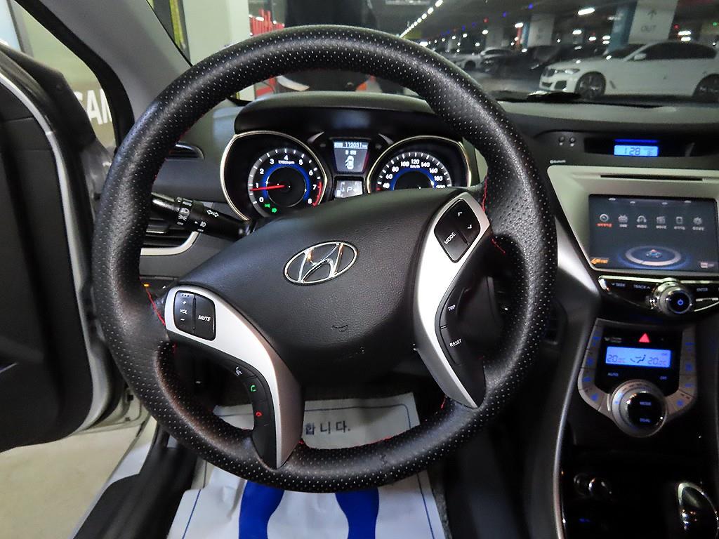 HYUNDAI Avante - Vista 8