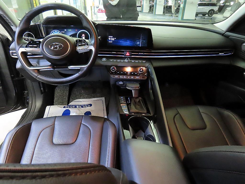 HYUNDAI Avante - Vista 10