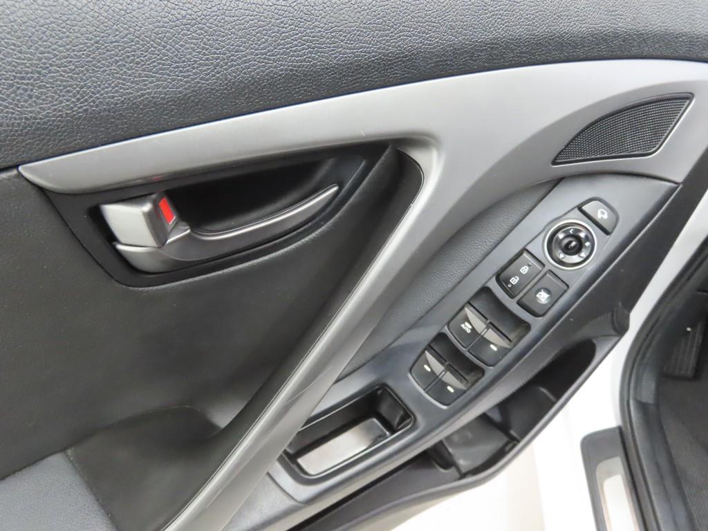 HYUNDAI Avante - Vista 9