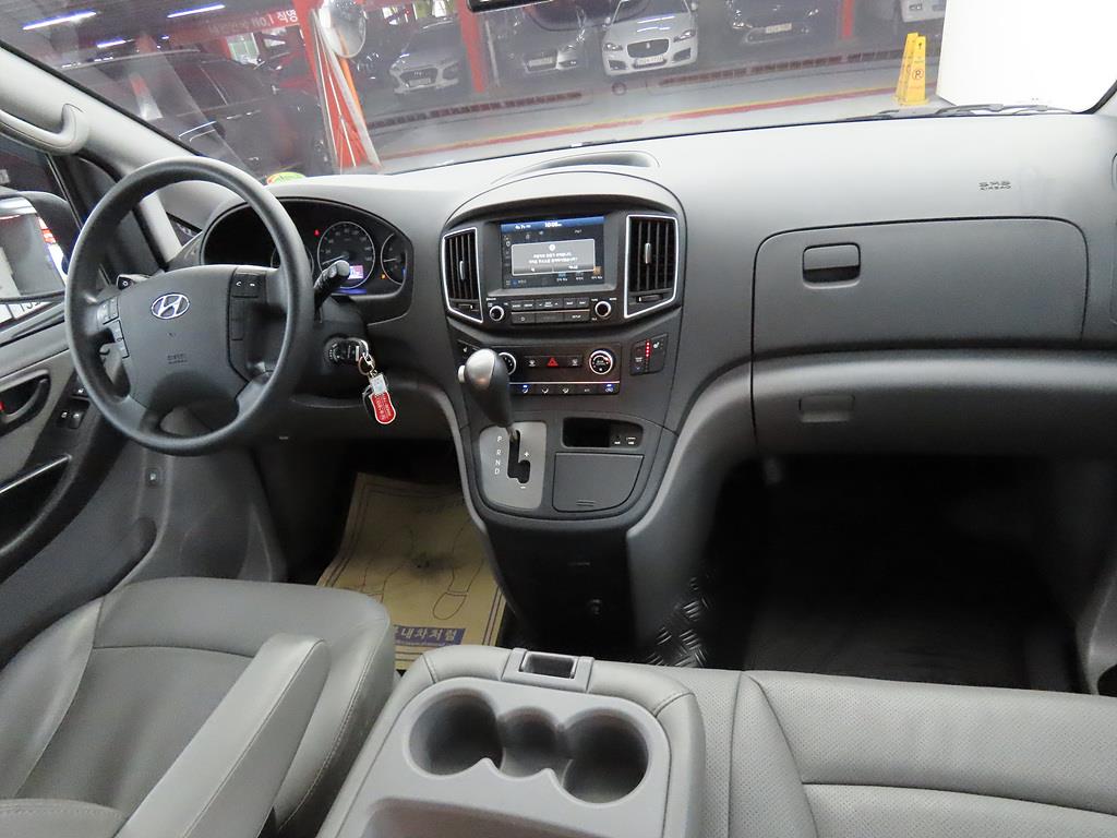 HYUNDAI Starex - Vista 5