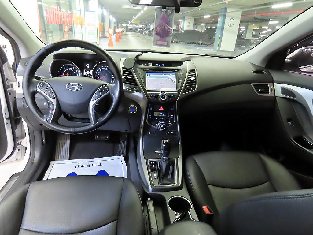 HYUNDAI Avante - Vista 10