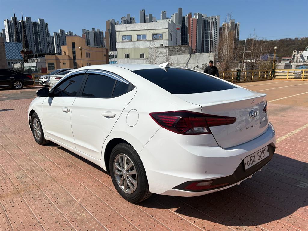 HYUNDAI Avante - Vista 2