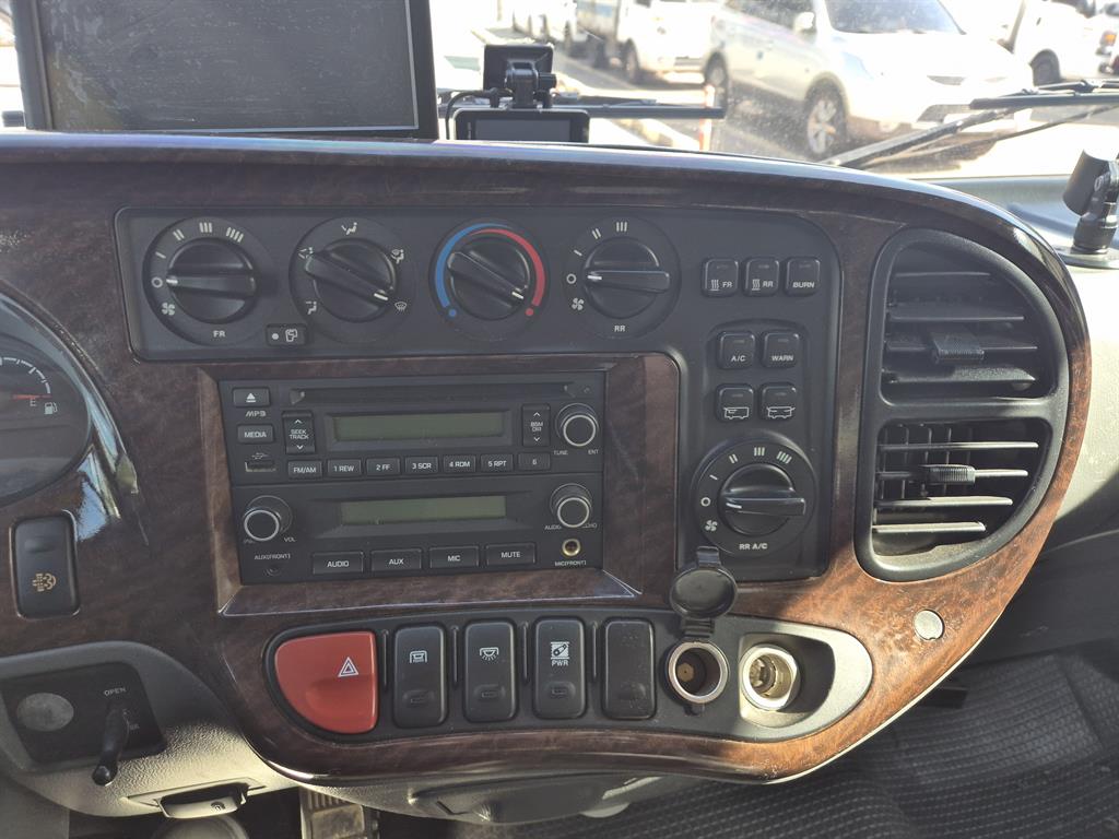 medium and large bus Hyundai bus - Vista 9