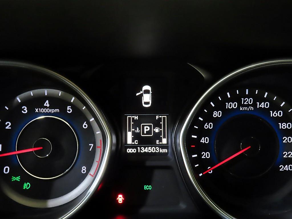 HYUNDAI Avante - Vista 9