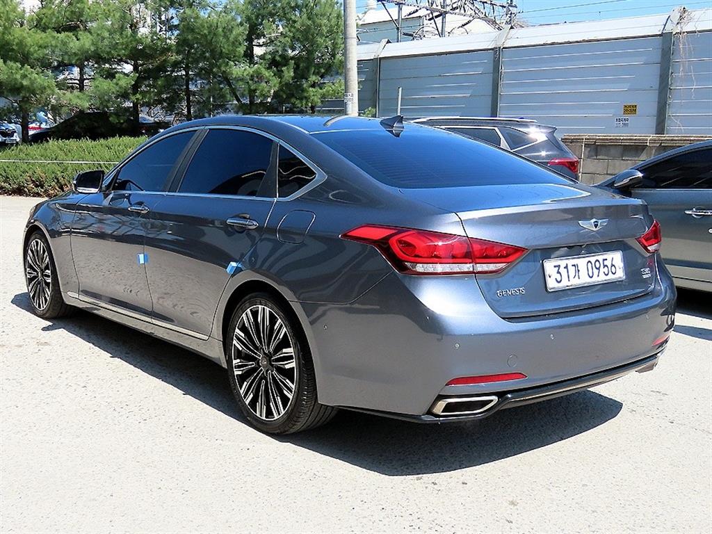 HYUNDAI Genesis - Vista 3