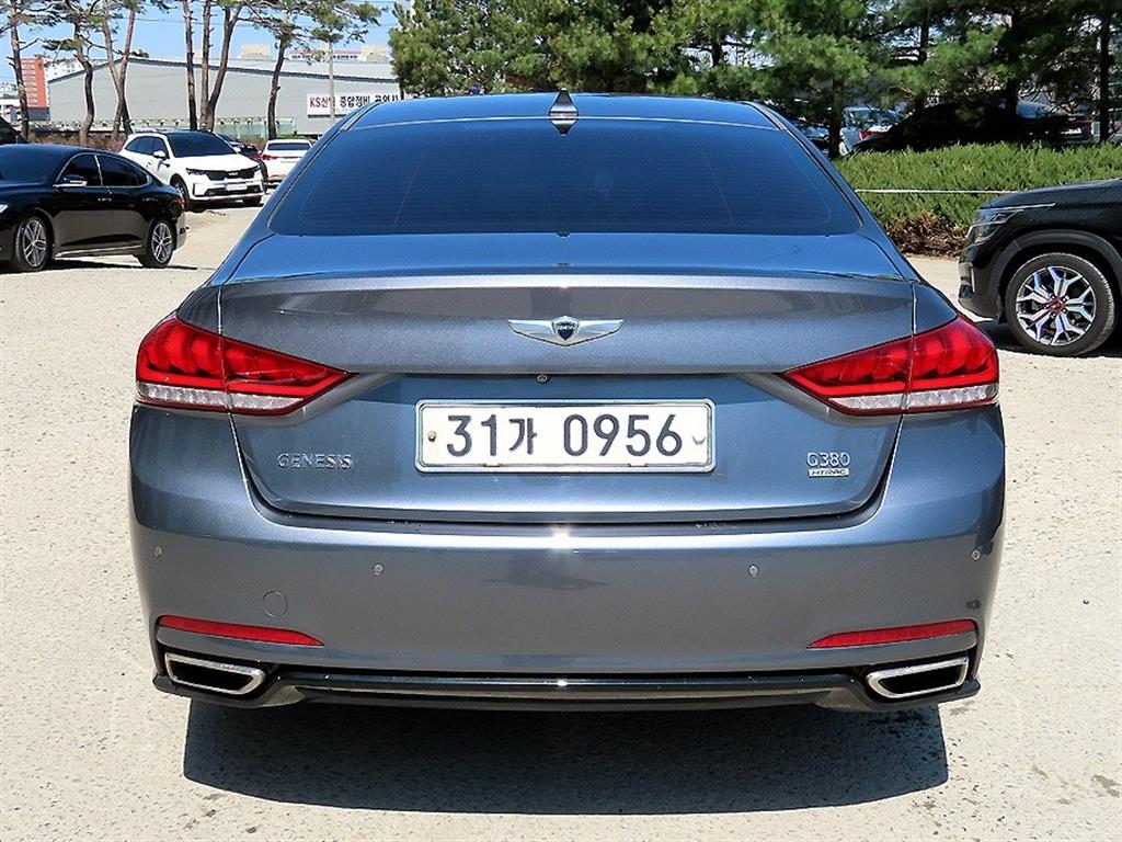 HYUNDAI Genesis - Vista 4
