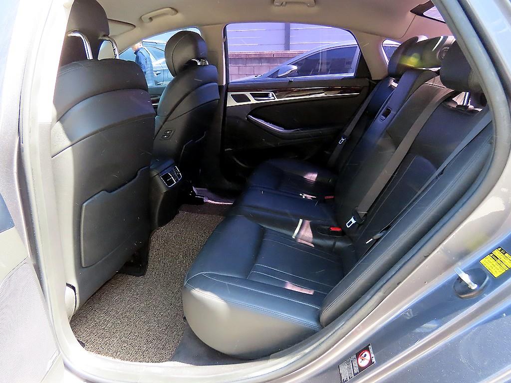 HYUNDAI Genesis - Vista 6