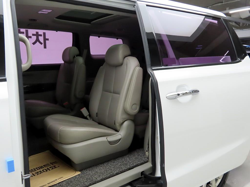 KIA Carnival - Vista 12