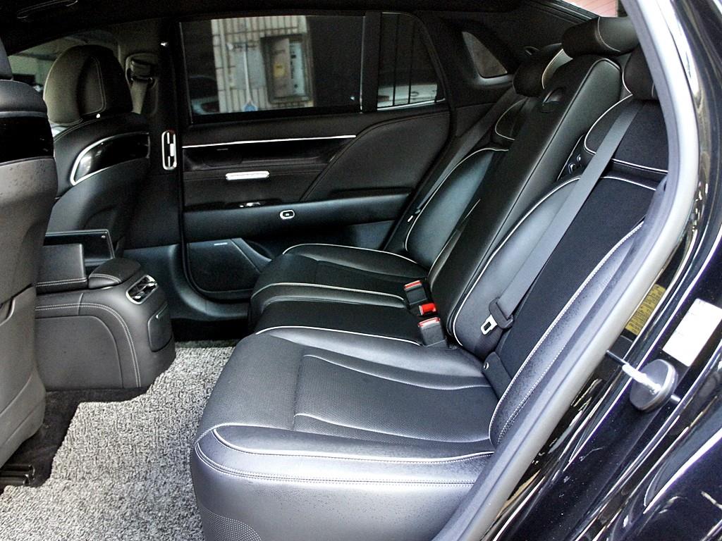 Genesis G90 - Vista 11