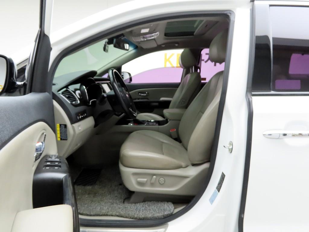 KIA Carnival - Vista 11