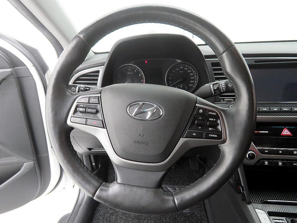 HYUNDAI Avante - Vista 10