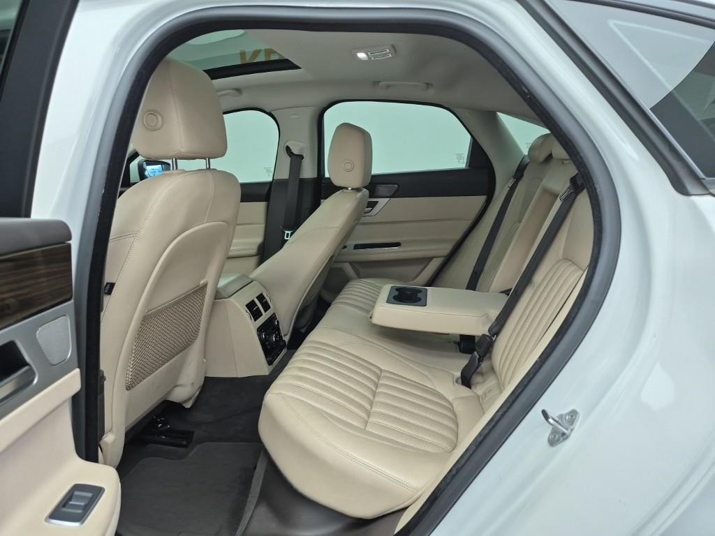 Jaguar XF - Vista 12