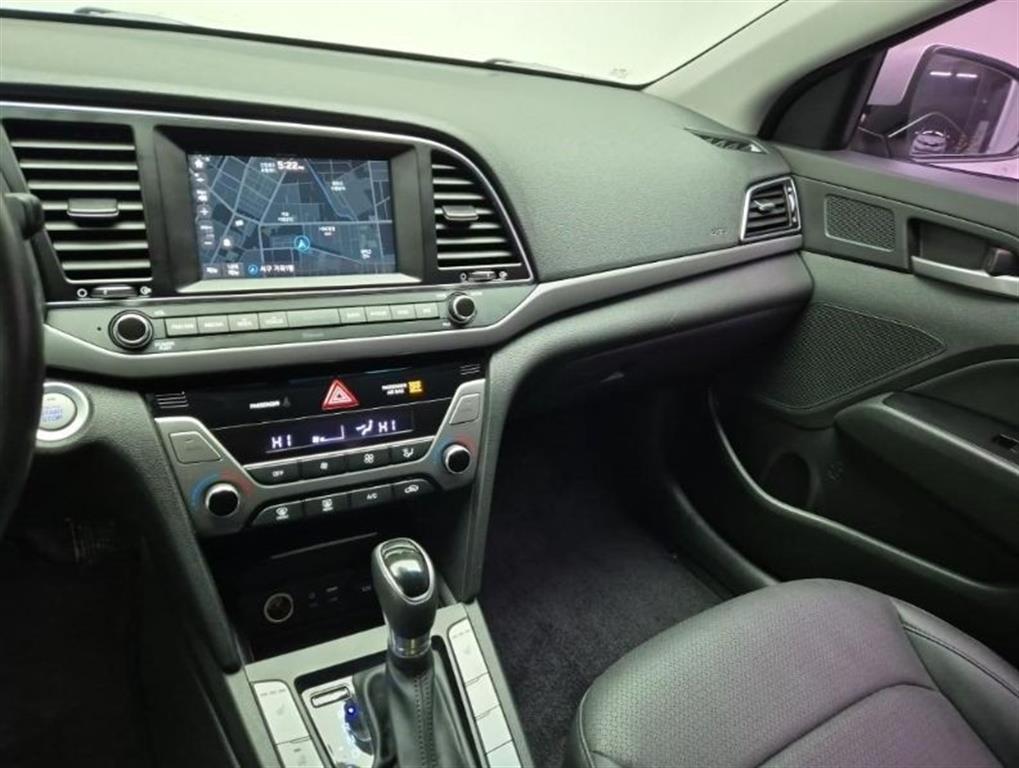 HYUNDAI Avante - Vista 10