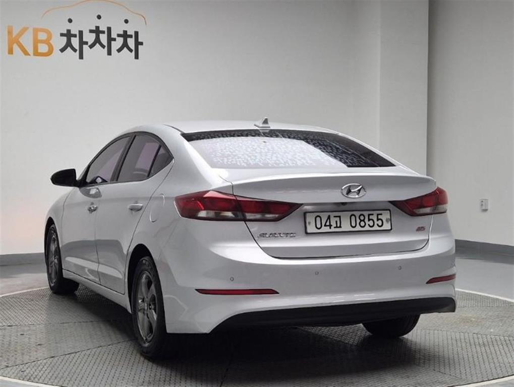 HYUNDAI Avante - Vista 3