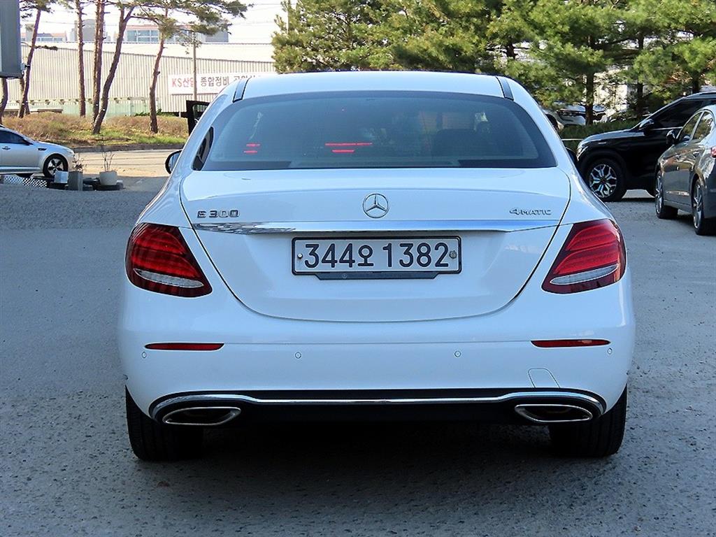 Mercedes Benz E class - Vista 4