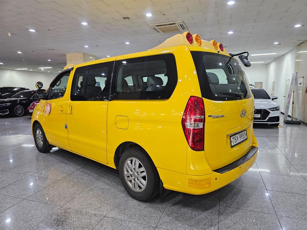 HYUNDAI Starex - Vista 3