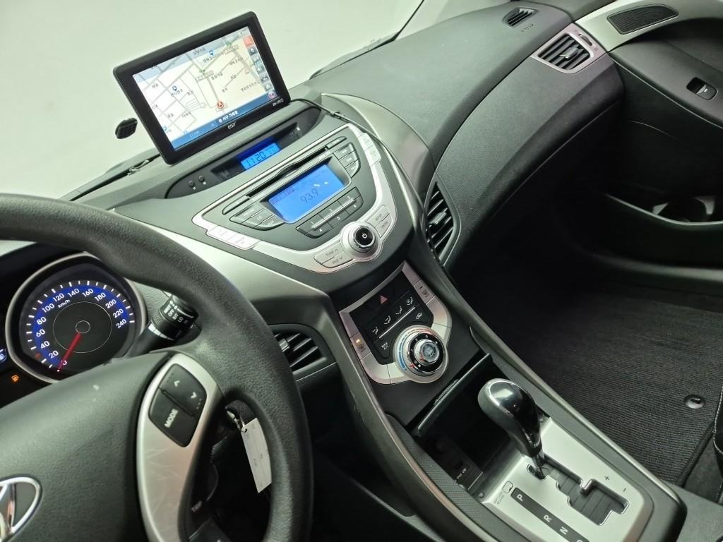 HYUNDAI Avante - Vista 11