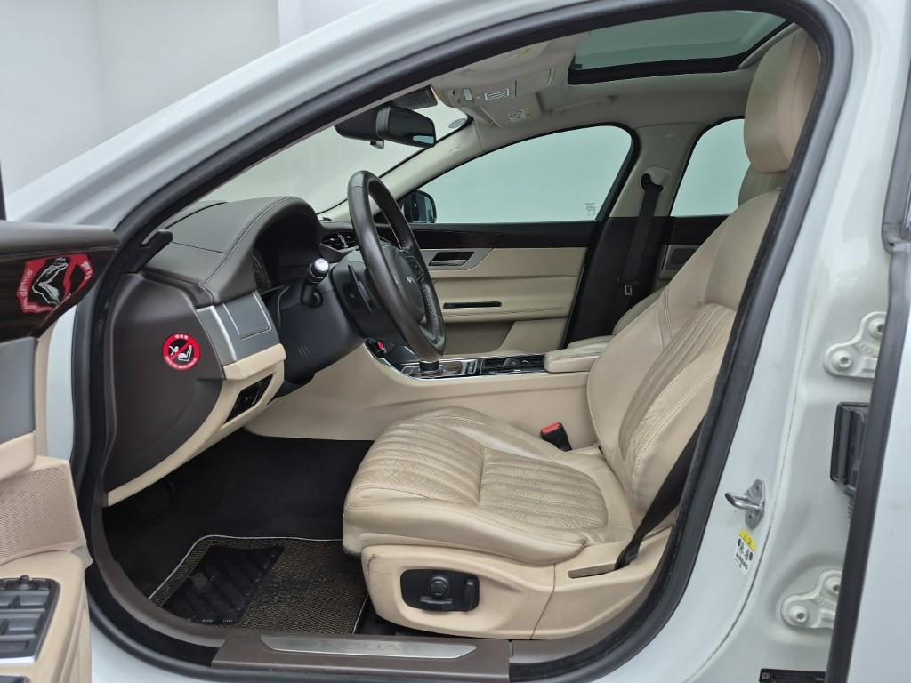 Jaguar XF - Vista 11