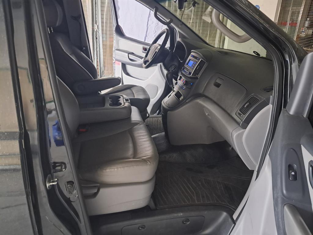 HYUNDAI Starex - Vista 10