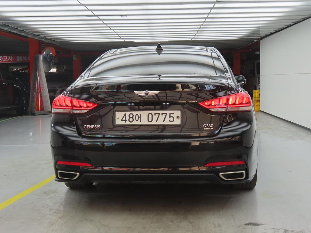 HYUNDAI Genesis - Vista 3