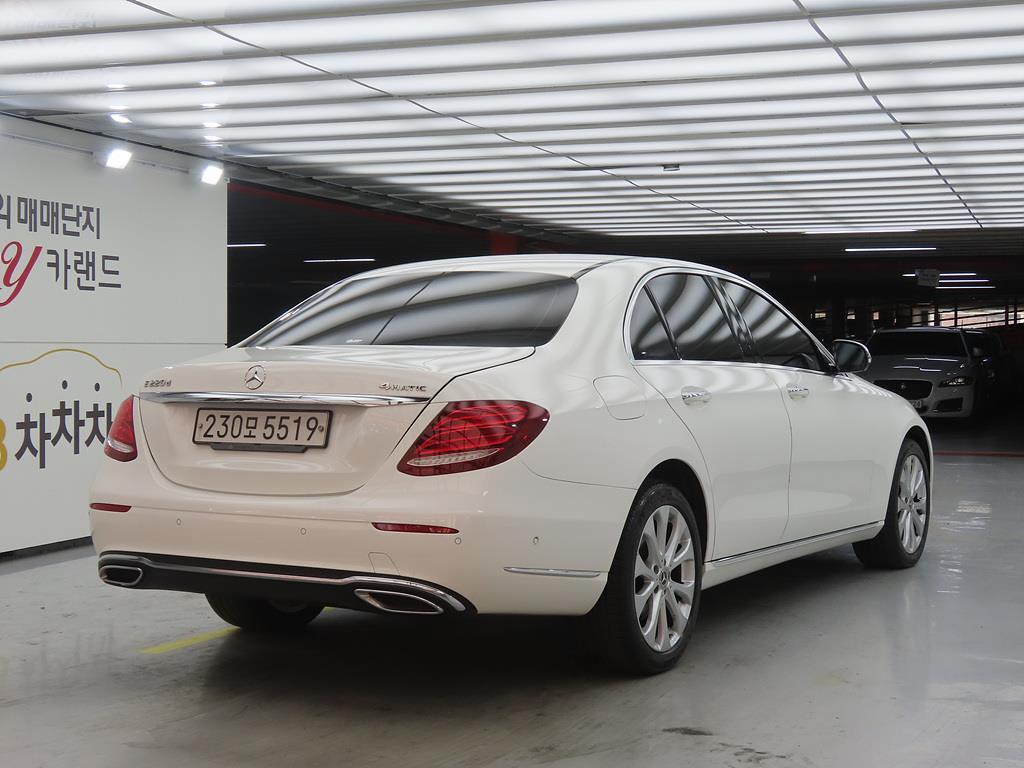 Mercedes Benz E class - Vista 4