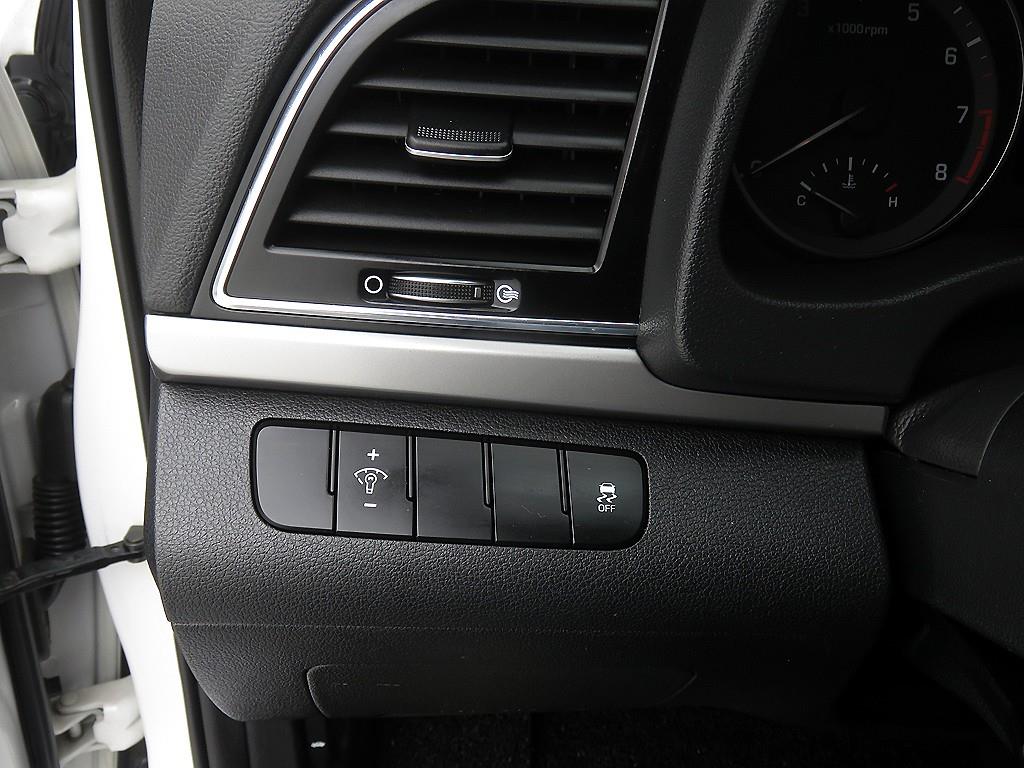 HYUNDAI Avante - Vista 9