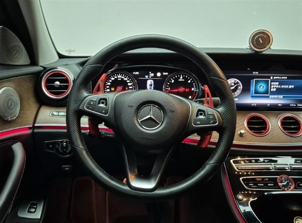 Mercedes Benz E class - Vista 9