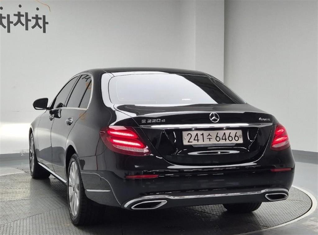 Mercedes Benz E class - Vista 3