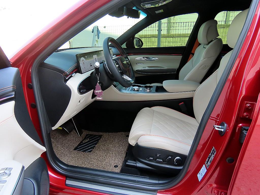 Genesis GV70 - Vista 5