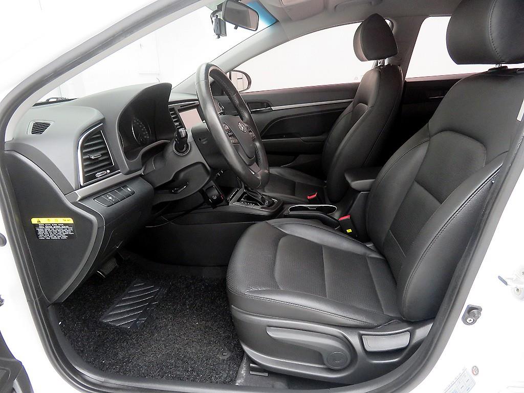 HYUNDAI Avante - Vista 5