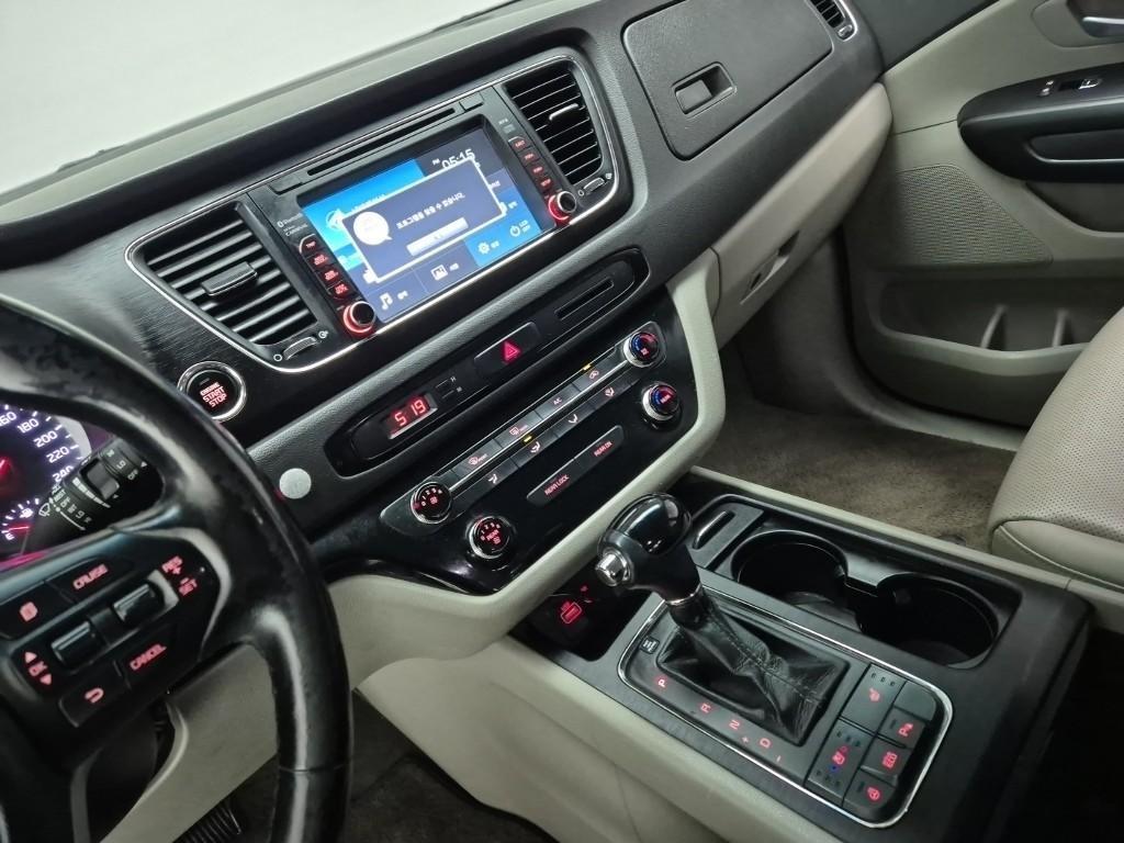 KIA Carnival - Vista 10