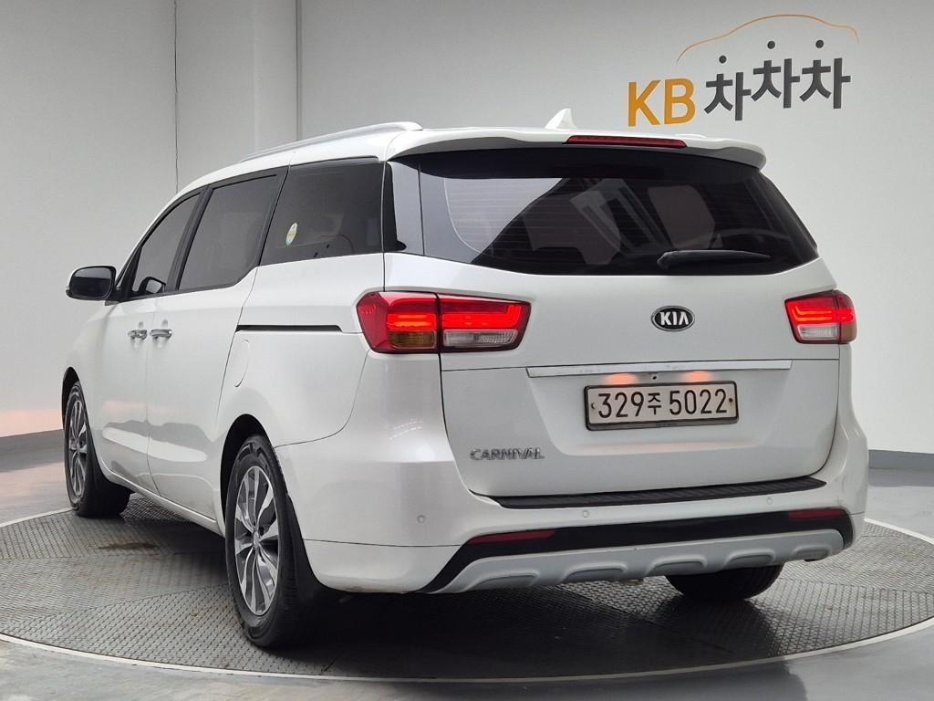 KIA Carnival - Vista 2