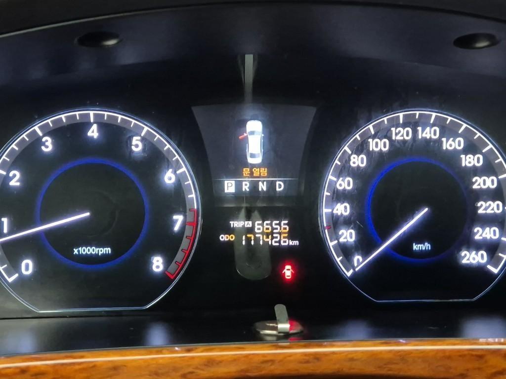 HYUNDAI Equus - Vista 6