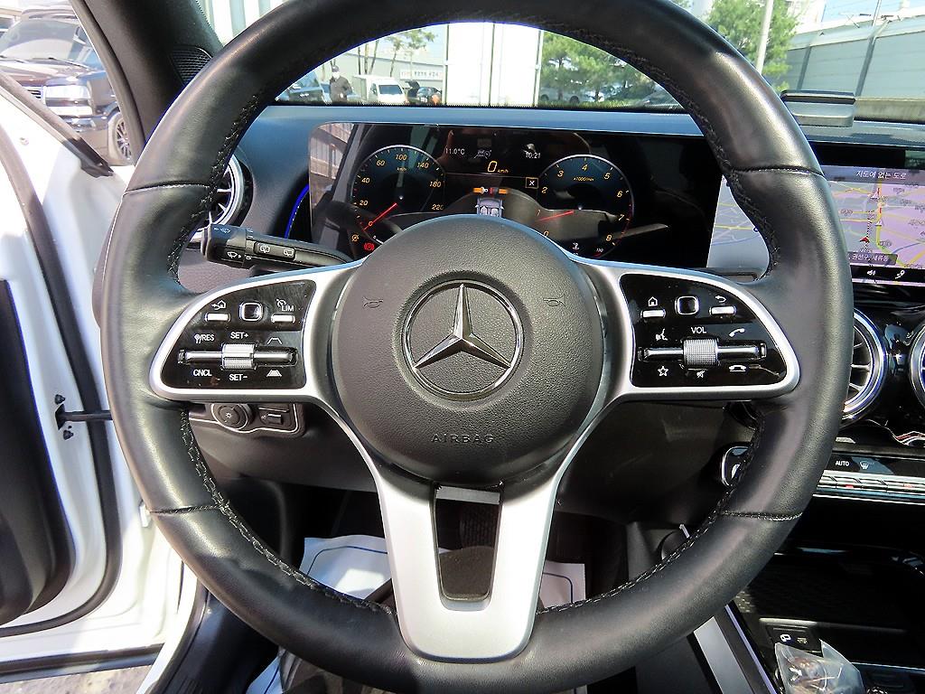 Mercedes Benz GLB Class - Vista 8