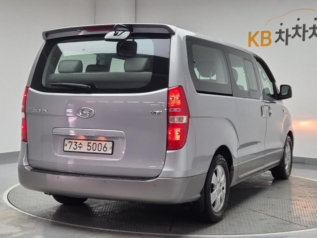 HYUNDAI Starex - Vista 3