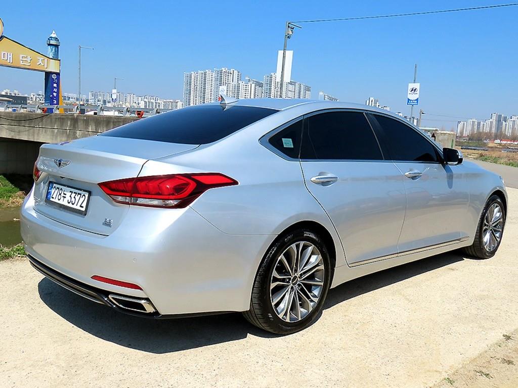 HYUNDAI Genesis - Vista 3