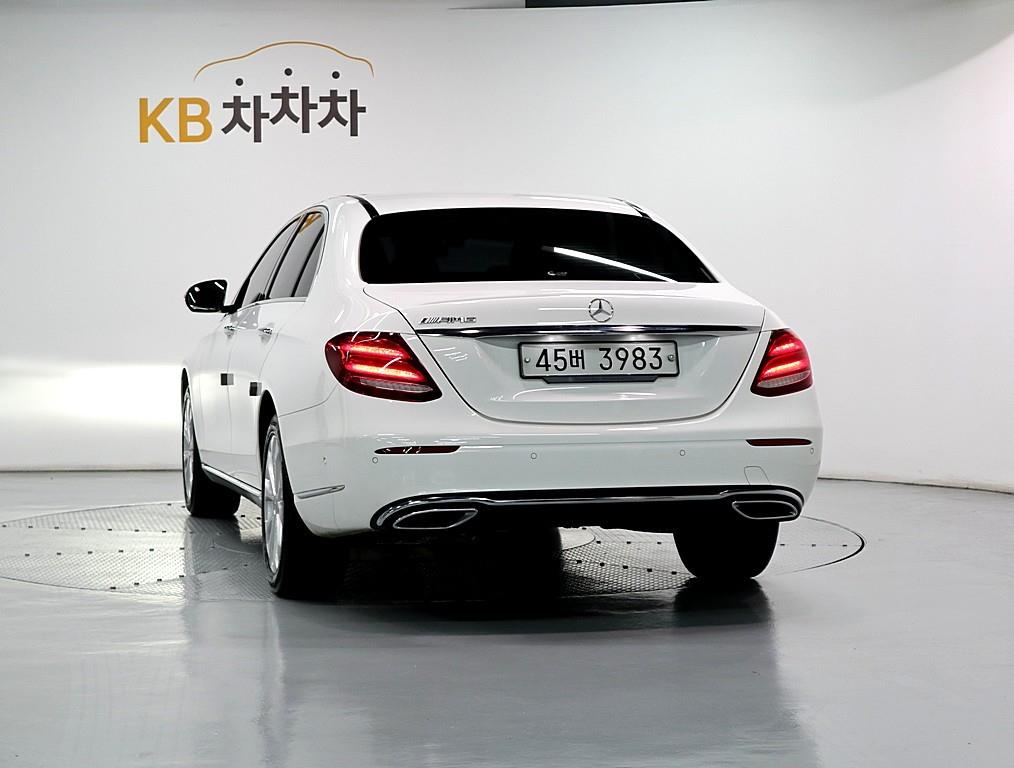 Mercedes Benz E class - Vista 4