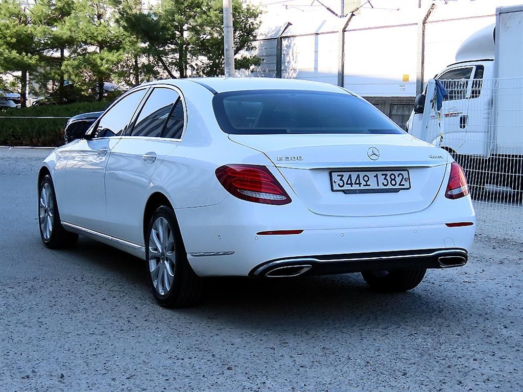 Mercedes Benz E class - Vista 3