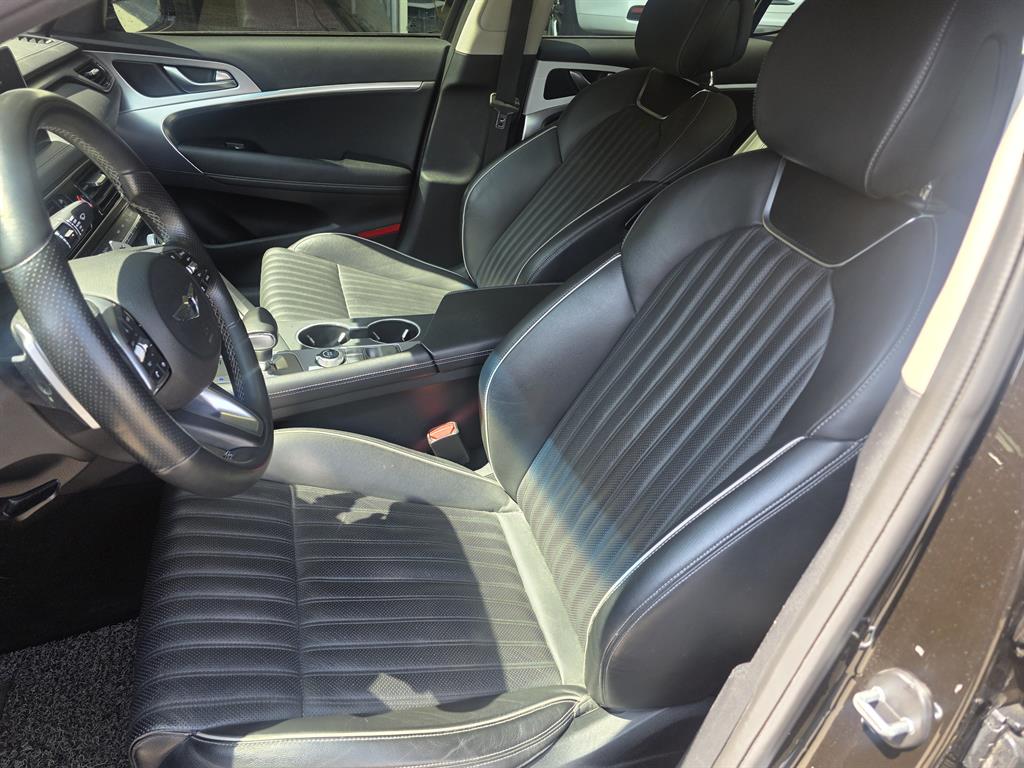 Genesis G70 - Vista 6