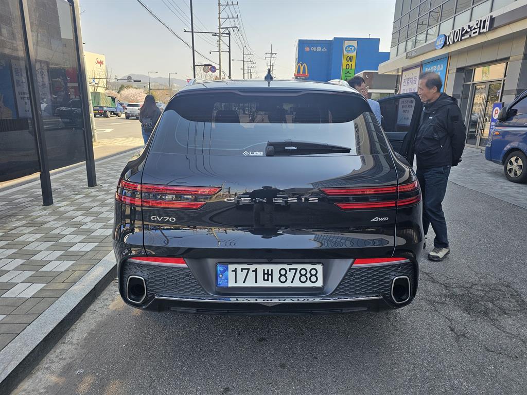 Genesis GV70 - Vista 4