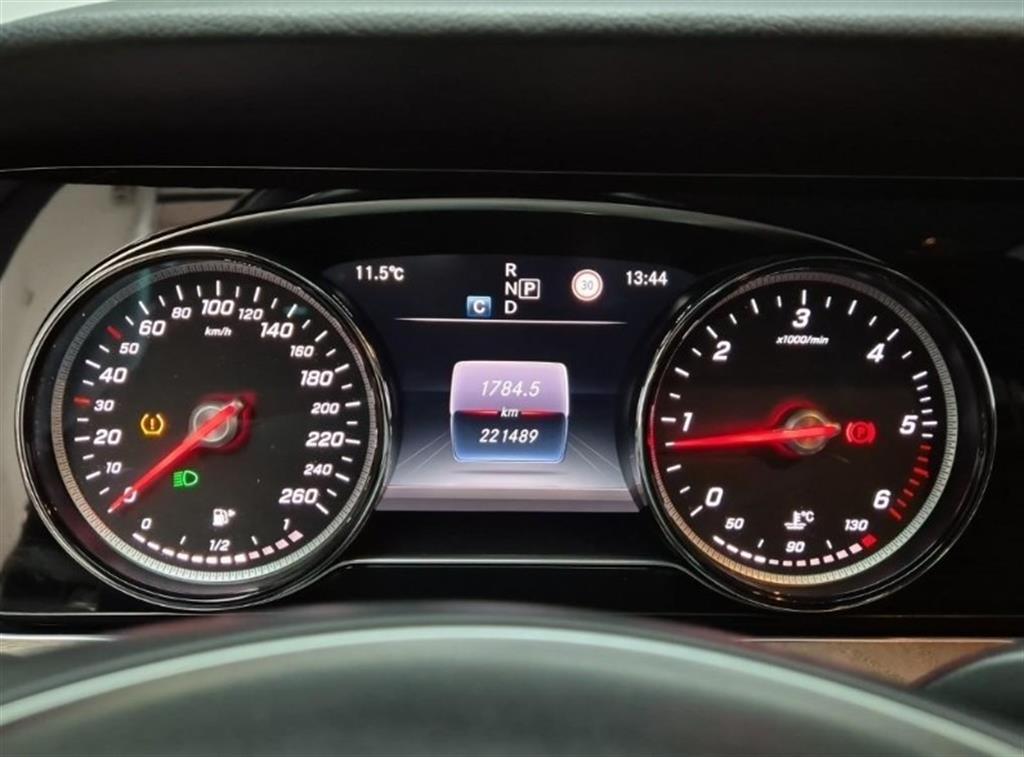 Mercedes Benz E class - Vista 6