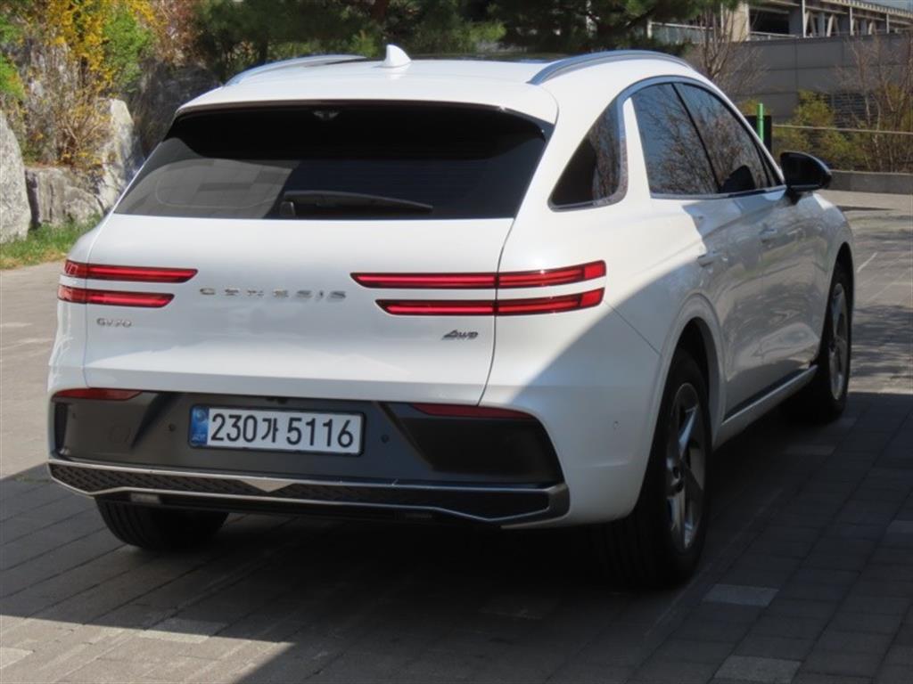 Genesis GV70 - Vista 5