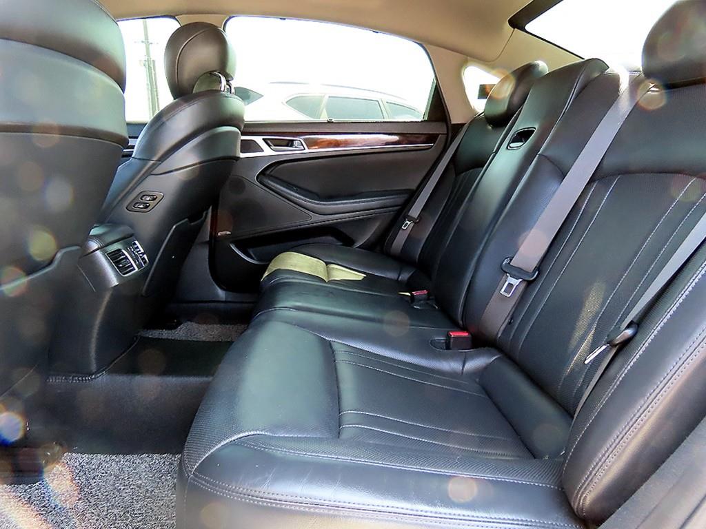 HYUNDAI Genesis - Vista 6